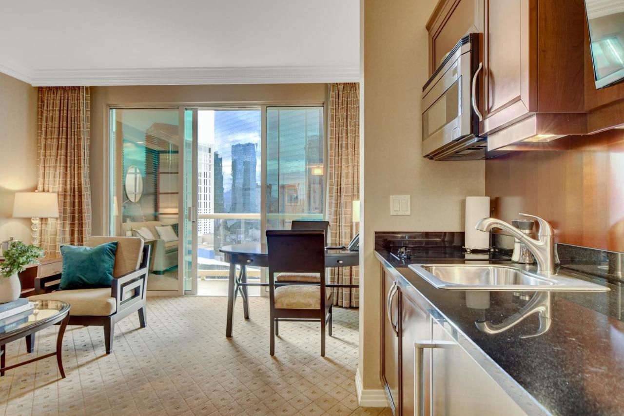 Balcony Full Strip View Suite Mgm Signature Free Valet ラスベガス エクステリア 写真